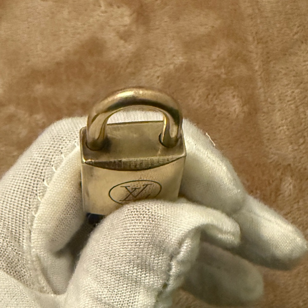Rare Louis Vuitton lock and key #219 comes with a
unbranded chain - Picture 5 of 9